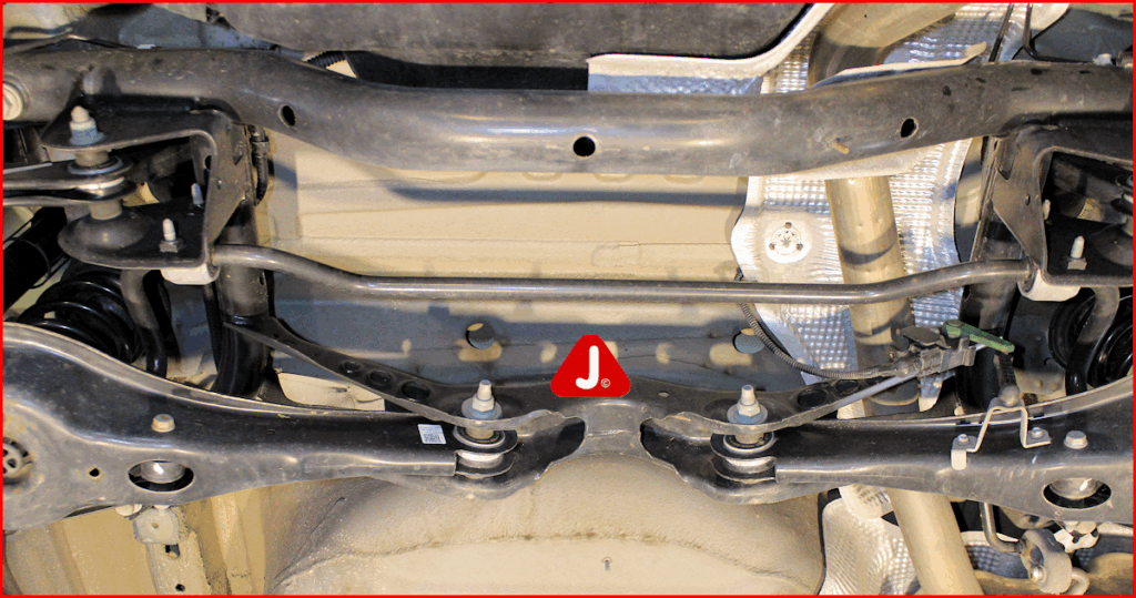 Undervognsbehandling på Lolland. Her er vist et bagtøj på en VW Golf.